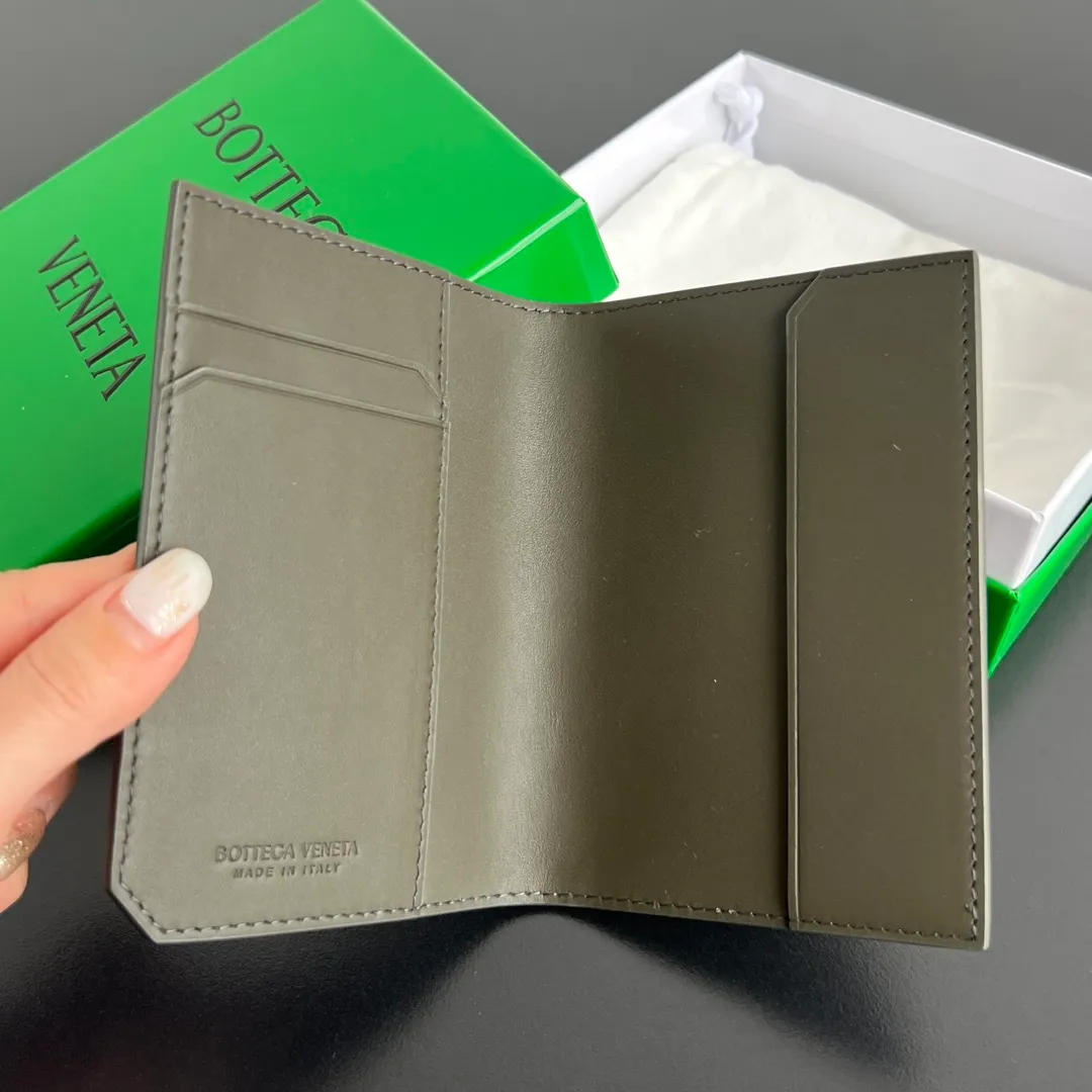 B’s new small woven passport holder [let me see]. 817398 The classic fine weave returns✅, made of cowhide, very soft to the touch and durable. In addition to your passport, you can also put your cards, ID and a small amount of cash. Small and exquisite, super suitable for travel. Weaving is the eternal classic of this brand, size: 13.3x9.5, P600